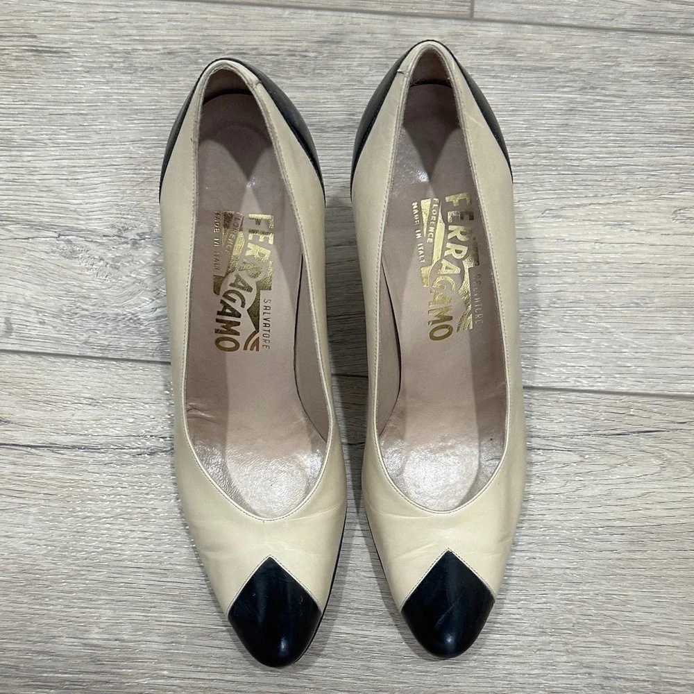 Salvatore Ferragamo Italy Two-Tone Cream Black Heels pumps leather 6.5 vintage - Picture 2 of 11